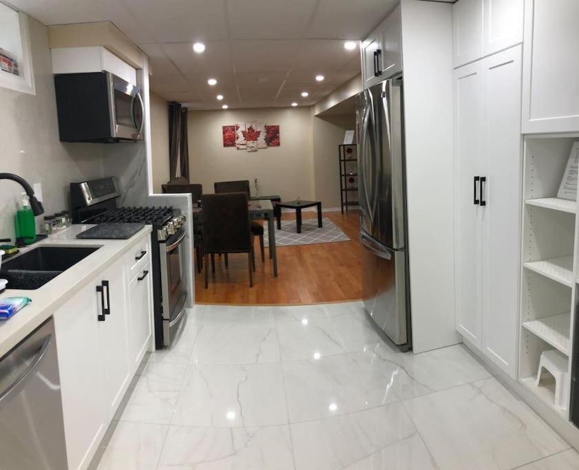 Basement Apartment In Richmond Hill Exterior foto