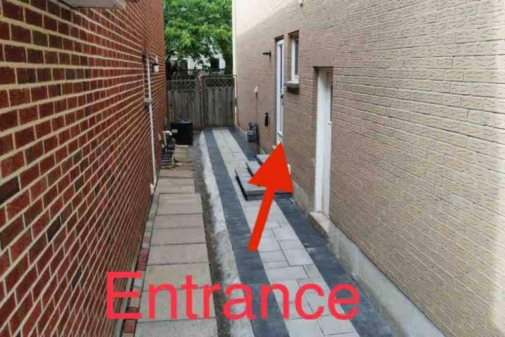 Basement Apartment In Richmond Hill Exterior foto